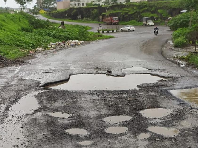 Potholes along the Pune-Bangalore National Highway | सेवामार्गावर खड्डेच खड्डे, मोडतेय कंबरडे; पुणे-बंगळुरू राष्ट्रीय महामार्गालगतची स्थिती