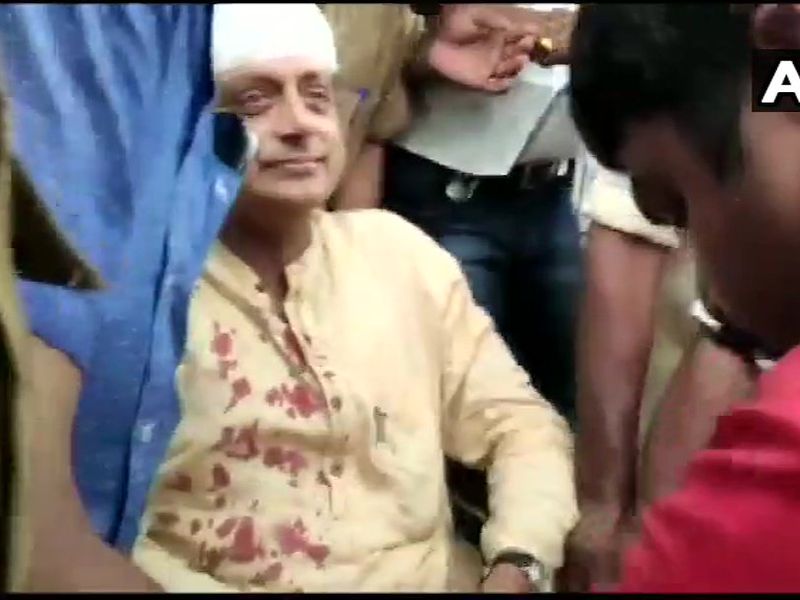 Shashi Tharoor suffered 6 stitches on his head while worshiping in the temple in kerala tiruanantapuram | मंदिरात पूजा करताना शशी थरुर यांना अपघात, डोक्याला 6 टाके पडले