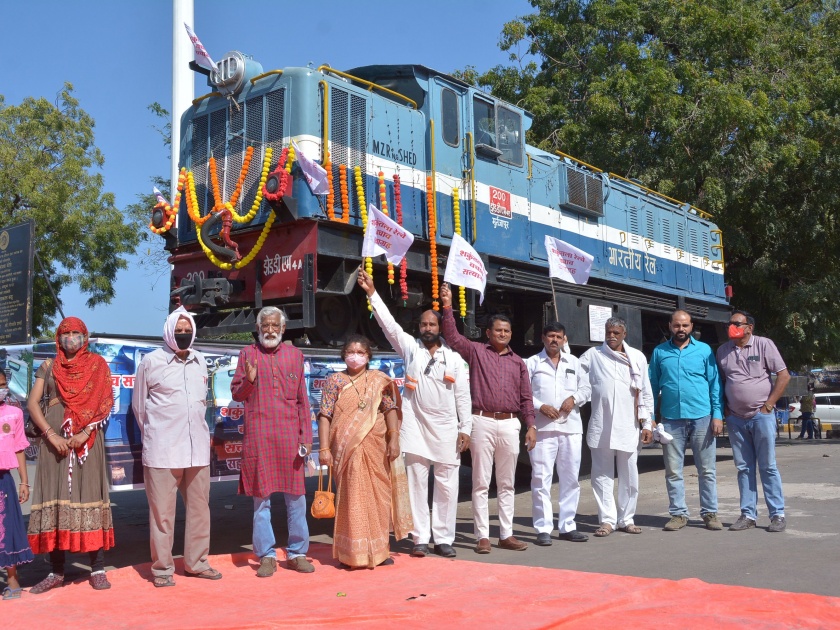 Shakuntala Railway's birthday celebration at Akola railway station | अकोला रेल्वे स्थानकावर शकुंतला रेल्वेचा वाढदिवस साजरा