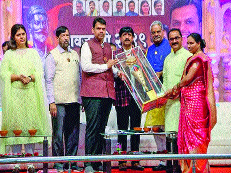 Shivneri Bhushan Award for OTY | औैटी यांना शिवनेरीभूषण पुरस्कार प्रदान