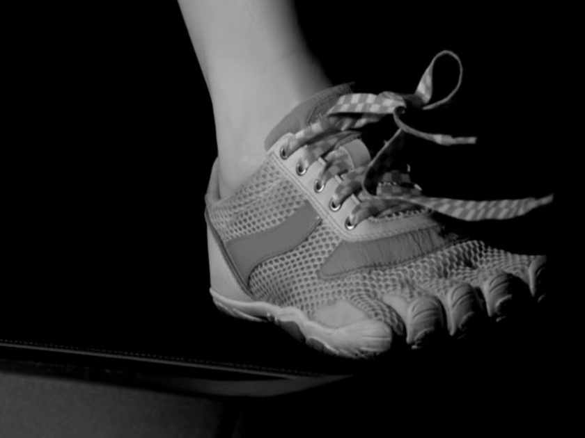 Why do shoe laces become untied on their own | कधी विचार केलाय चालता-चालता बुटाची लेस का सुटते? 