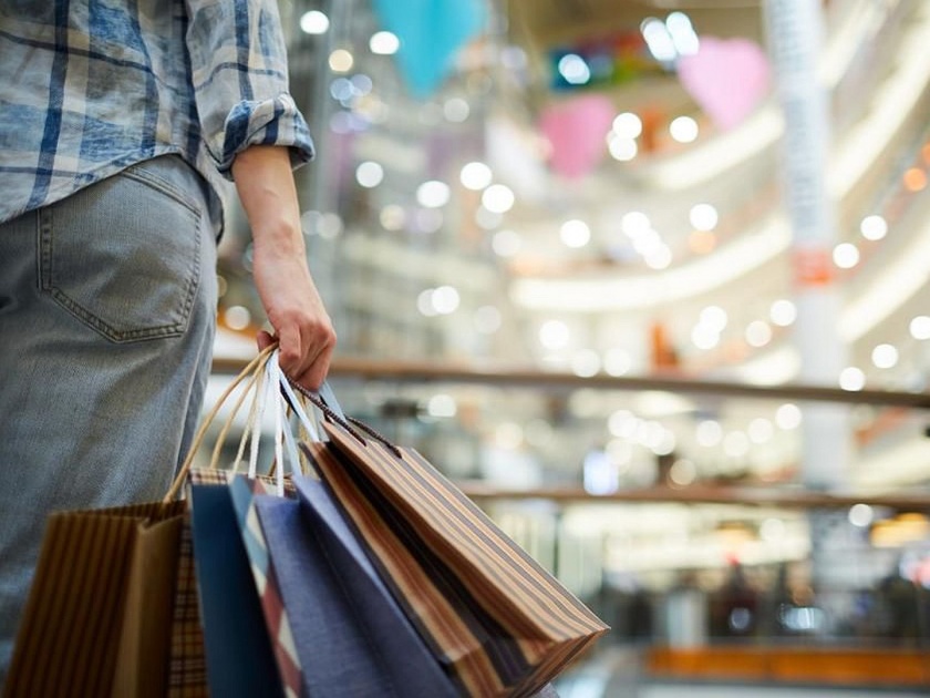 Consumer avoids festive shopping amid corona crisis | काेराेनाचा फटका; सण-उत्सवकाळातील खरेदीकडे ग्राहकांची पाठ