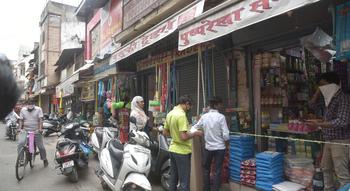 Vendors in crisis due to crowd of customers in Nagpur | नागपुरात ग्राहकांच्या गर्दीने विक्रेते संकटात