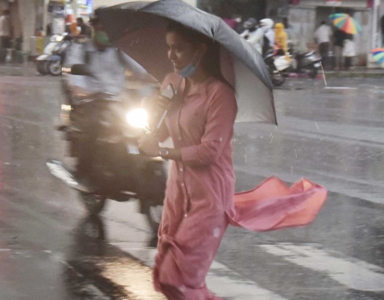 In Nagpur, it is sparse and sometimes very rainy | नागपुरात कुठे तुरळक तर कुठे बऱ्यापैकी पाऊस