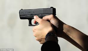 the accused arrested who robbers by showing pistol At Sanaswadi | सणसवाडी येथे बंदुकीच्या धाकाने लुटणाऱ्यांना फिर्यादीनेच पकडले