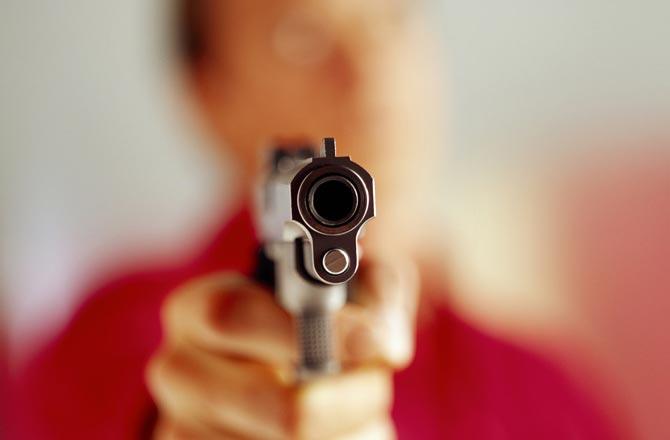 The man suddenly pulled out a revolver who came from Mercedes; fear in citizen | मर्सिडिजमधून आलेल्या 'त्या'ने अचानक काढली रिव्हॉल्वर; नागरिकांना फुटला घाम