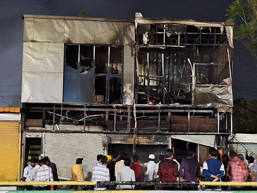 Four shops burnt down in Latur, loss worth lakhs; Thursday night incident | लातुरात चार दुकाने जळाली, लाखोंचे नुकसान; गुरूवारी रात्रीची घटना