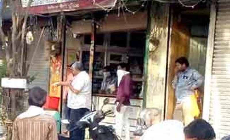 Forced to close shops in Khamgaon | खामगावात दुकाने बंद करण्यासाठी जबरदस्ती