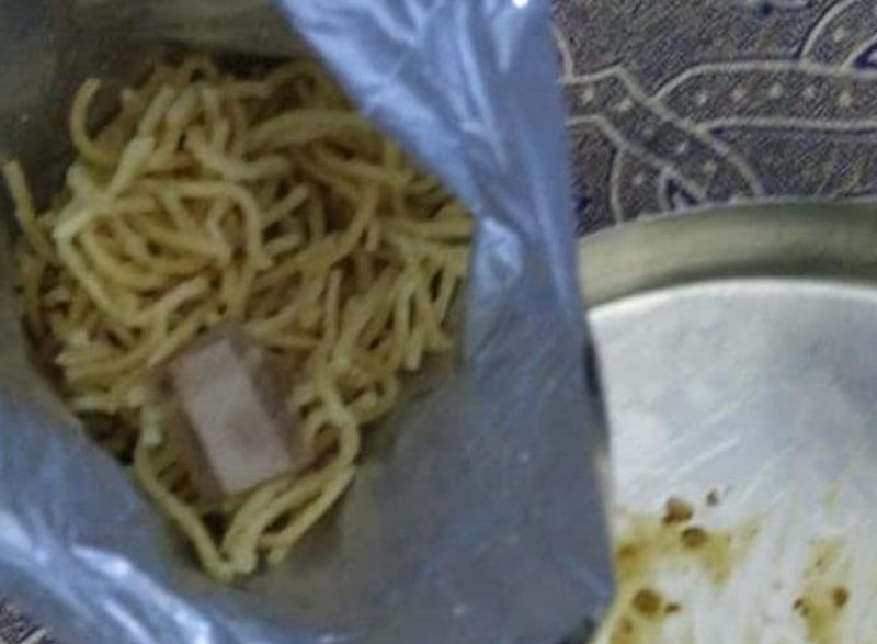 Chennai man find blood stained bandage in food while eating, complains to swiggy | धक्कादायक ! Swiggy अ‍ॅपवरुन ऑर्डर केलं 'चिकन नुडल्स', खाताना आढळलं वापरलेलं 'बँडेज' 