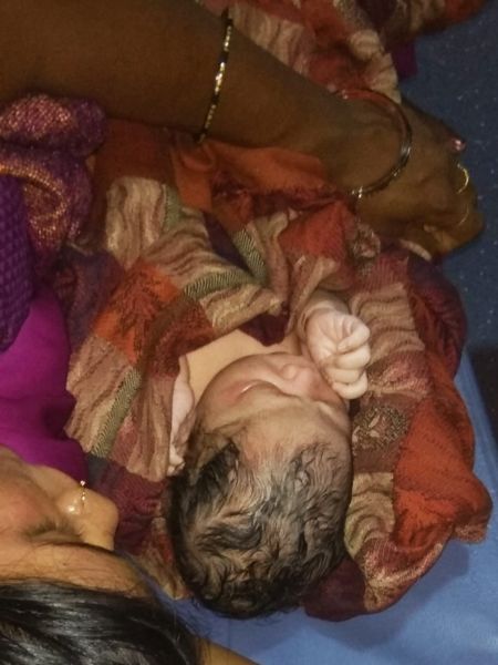 Giving birth to a baby in Shramik special | श्रमिक स्पेशलमध्ये दिला बाळाला जन्म