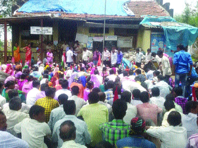 Shramjeevi Sanghatana's march on MahaVitaran at Wada | वाडा येथील महावितरणवर श्रमजीवी संघटनेचा मोर्चा
