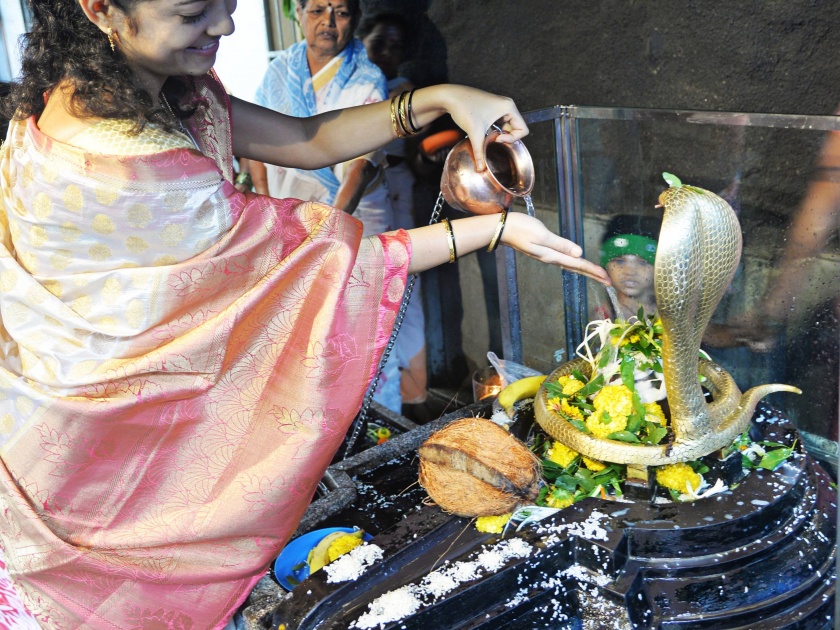 Kolhapur: Om Namah Shiva, chanting of Shiva, Third Shravan on Monday in the Mahadev temple | कोल्हापूर : ओम नम: शिवायचा जप, तिसऱ्या श्रावण सोमवारी महादेव मंदिरात गर्दी