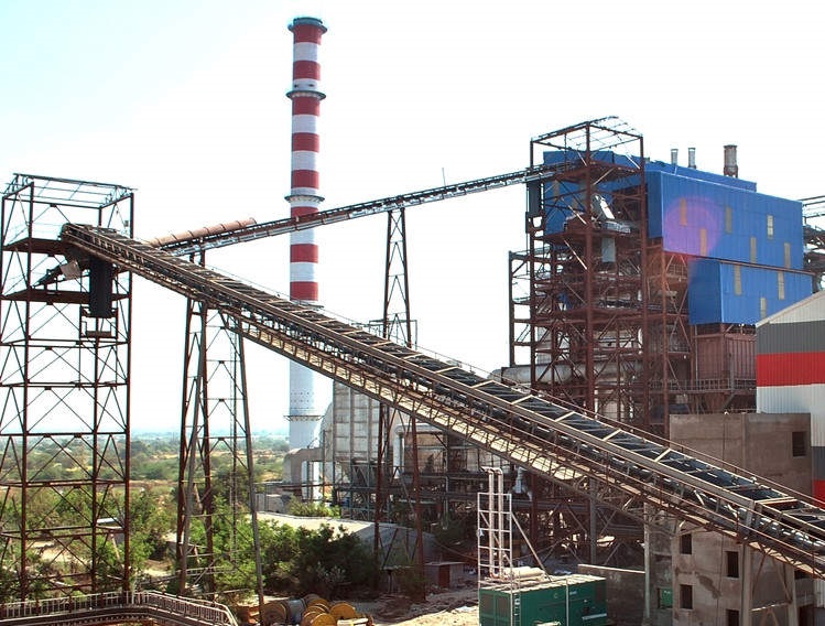 Big news; The crushing season of 24 sugar factories in Solapur district has started at full capacity | मोठी बातमी; सोलापूर जिल्ह्यातील २४ साखर कारखान्यांचे गाळप हंगाम पूर्ण क्षमतेने सुरू