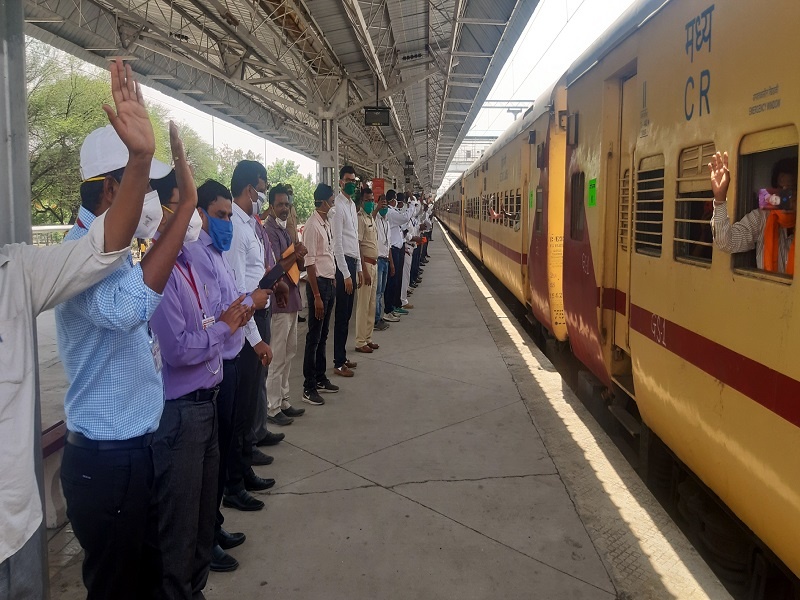 Farewell to 1519 workers in Uttar Pradesh; The fourth train left Sainagari | उत्तरप्रदेशातील १५१९ मजुरांना निरोप; साईनगरीतून चौथी रेल्वे रवाना 