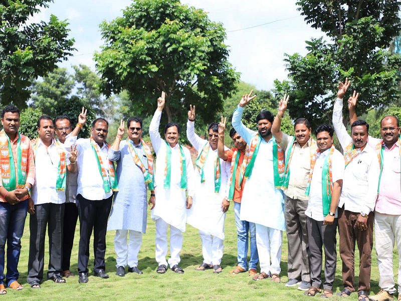 Five councilors, including city president, enter BJP in Shrigondi | श्रीगोंद्यात नगराध्यक्षांसह पाच नगरसेवकांचा भाजपात प्रवेश