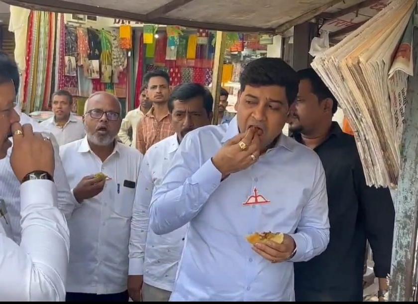 mp shrikant shinde eat shiv vada pav with party workers | खासदार डॉ. श्रीकांत शिंदेंनी कार्यकर्त्यांसह खाल्ला शिव वडापाव