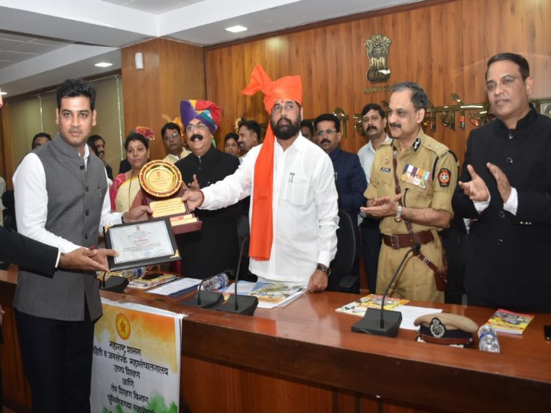 Shrikant Shinde is honored by the State Government for plantation, water conservation work | वृक्षारोपण, जलसंधारण कार्यासाठी श्रीकांत शिंदे यांचा राज्य शासनाकडून सत्कार