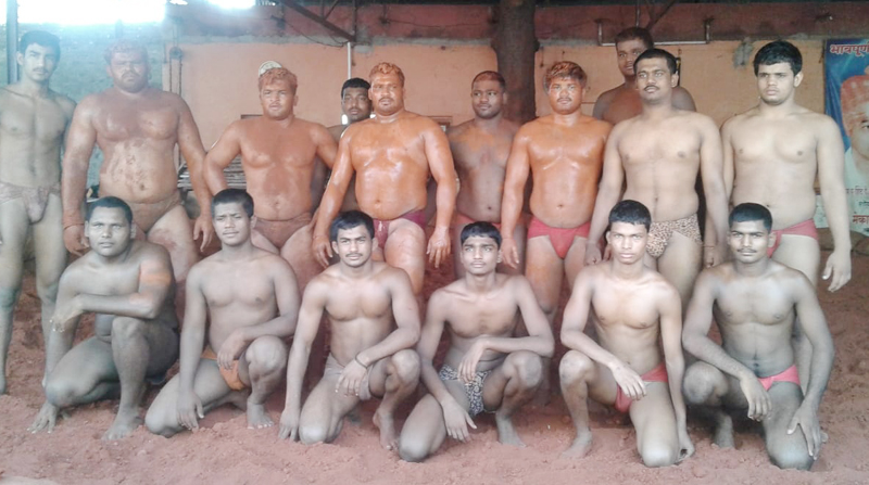 Solapuri Shaddu; Training on the soil and matte in Shrikrishna Talam | सोलापुरी शड्डू ; श्रीकृष्ण तालमीत मल्लांना माती अन् मॅटवर प्रशिक्षण