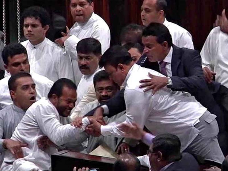 Big fighting in Parliament; lawmakers bets each other | संसदेत 35 खासदार भिडले; एकमेकांना लाथाबुक्क्यांनी हाणले...