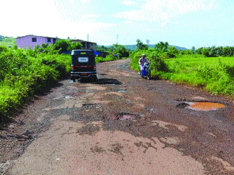 Eclipse of potholes on the road in Shrivardhan; Driver's workout | श्रीवर्धनमधील रस्त्याला खड्ड्यांचे ग्रहण; चालकांची कसरत