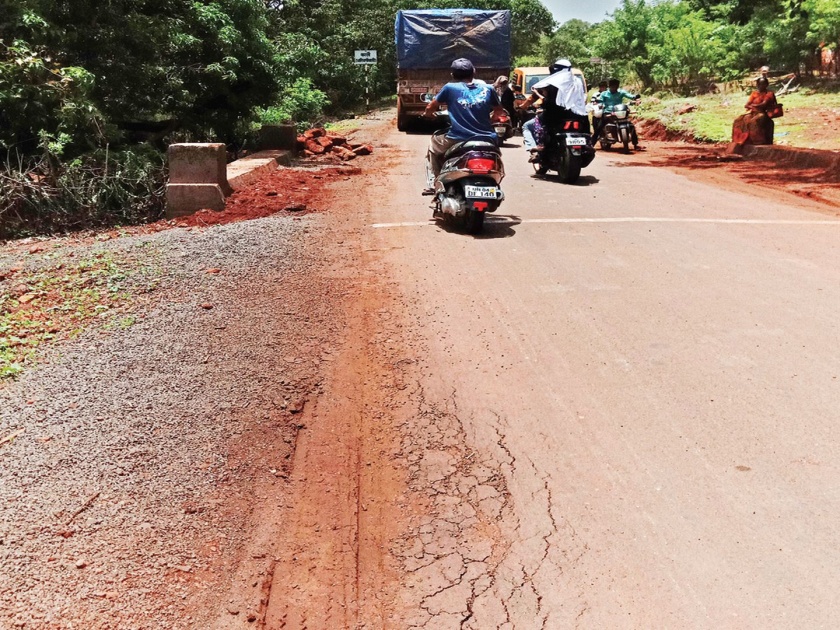 Srivardhan-Borlepanchan road crash risks | श्रीवर्धन-बोर्लीपंचतन रस्ता खचल्याने धोका