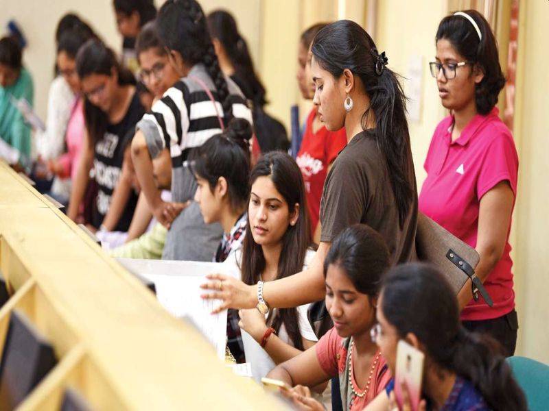 Eleventh admission process postponed due to suspension of Maratha reservation; Students - parents in a huge mess | मराठा आरक्षणाच्या स्थगितीमुळे अकरावी प्रवेश प्रक्रिया लांबणीवर; विद्यार्थी - पालक प्रचंड गोंधळात