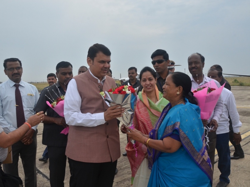 Welcoming the Chief Minister Devendra Fadnavis on Solapur Insurance | मुख्यमंत्री देवेंद्र फडणवीस यांचे सोलापूर विमातळावर स्वागत