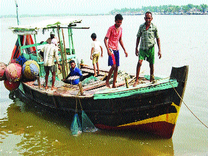 Fishermen fearing sea conflict is life-threatening | मच्छीमारांची सागरी संघर्षाची खदखद ठरतेय जीवघेणी
