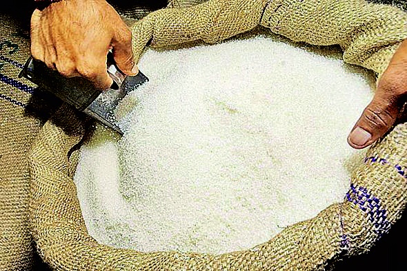  Sugar factories in 'Short margins': Hasan Mushrif, the result of the drop in valuation | ‘शॉर्ट मार्जिन’मध्ये साखर कारखाने : हसन मुश्रीफ, मूल्यांकन घसरल्याने परिणाम