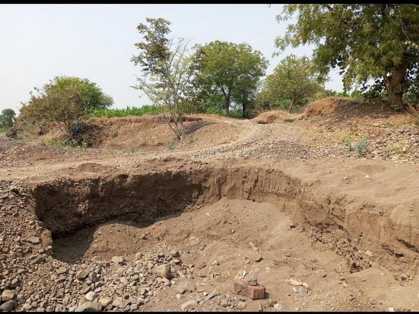 Pits dug in fields in river basins; Farmers suffered | नदीपात्रातील शेतरस्त्यात खोदले खड्डे; शेतकरी झाले त्रस्त