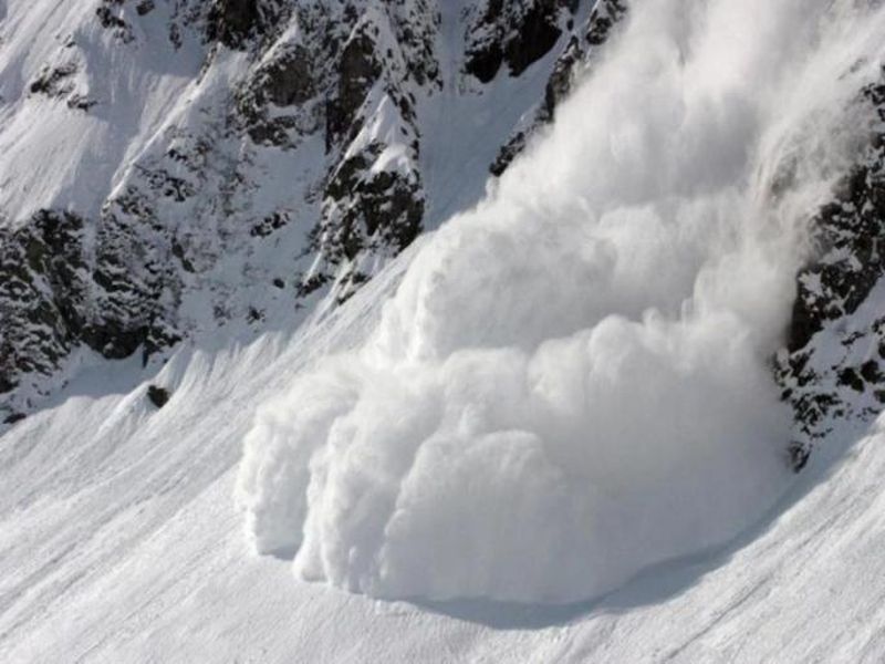 Four jawans, two civilians dead after avalanche hits Army post in Siachen | सियाचिनमध्ये हिमस्खलन; 4 जवान शहीद