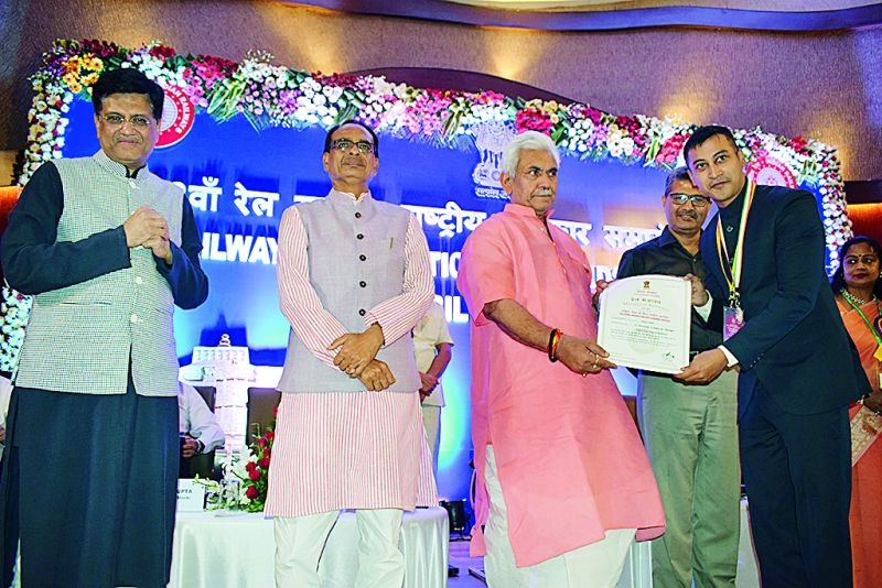 Arjun Sibal got Railway Minister's Award | अर्जुन सिबल यांना रेल्वेमंत्र्यांचा पुरस्कार