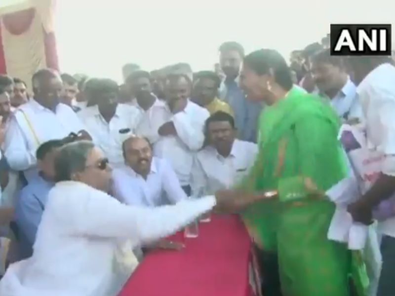 Congress leader Siddaramaiah misbehaving with a woman, video viral | काँग्रेस नेते सिद्धारामय्यांचे महिलेशी गैरवर्तन, व्हिडिओ व्हायरल