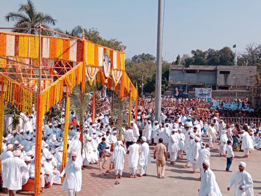 ceremony of Sri Siddharameshwar in Dudhani witnessed by thousands | हजारोंच्या साक्षीने दुधनीत श्री सिद्धरामेश्वरांचा अक्षता सोहळ्याची सुरूवात