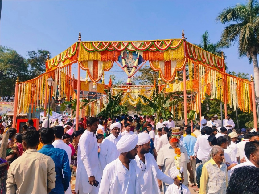 lakhs of siddheshwar devotees experience akshata ceremony of siddharameshwar in solapur | लाखो सिद्धेश्वर भक्तांनी अनुभवला याची देही याची डोळा सोलापुरातील सिद्धरामेश्वरांचा अक्षता सोहळा