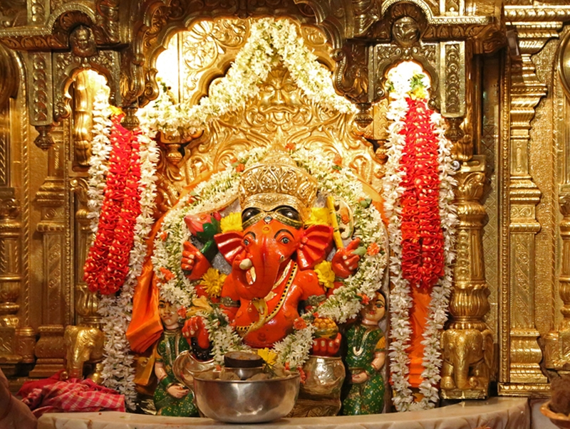 The Siddhivinayak Temple, which has an idol of Lord Shiva, will stay for five days | मुंबईकरांचे आराध्य दैवत असलेल्या सिद्धिविनायक मंदिर पाच दिवस राहणार बंद