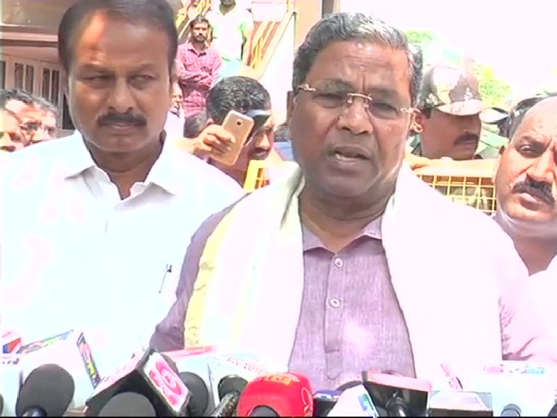 Karnataka CM Siddaramaiah says I am ready to sacrifice CM's post for a Dalit | दलित व्यक्तीसाठी मुख्यमंत्रीपदाची खुर्ची सोडायला तयार- सिद्धरामय्या