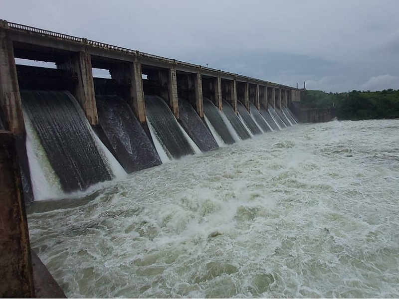 Heavy rains in Hingoli district; Eight gates of Siddheshwar Dam opened | हिंगोली जिल्ह्यात जोरदार पाऊस; सिद्धेश्वर धरणाचे आठ दरवाजे उघडले