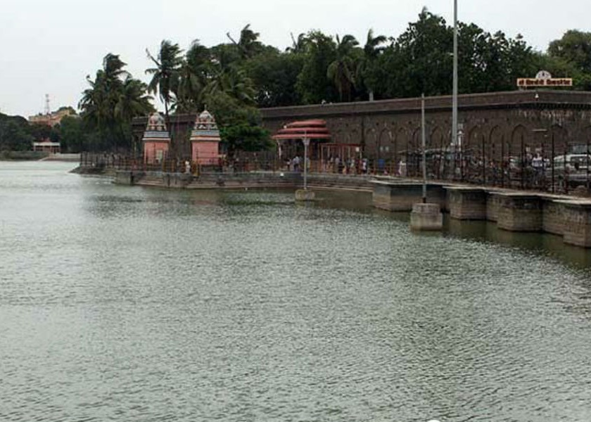 Proponent of revising the Siddheshwar temple lake premises in Solapur | सोलापूरातील सिद्धेश्वर मंदीर तलाव परिसर सुधारण्याचा प्रस्ताव पुरातत्त्वकडे