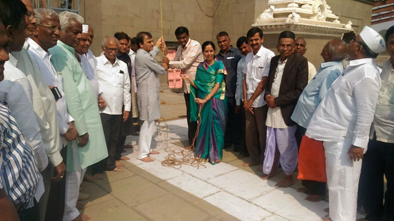 Launch of gold summit work at Siddharmeshwar temple in Solapur | सोलापूरातील सिध्दरामेश्वर मंदीरात सुवर्ण शिखर कामाचा शुभारंभ