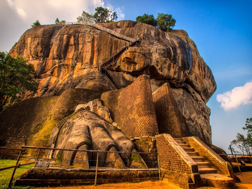Sigiriya eighth wonder of the world in Sri Lanka tourist Destination | आठवं आश्चर्य! एकदा बघाच ज्वालमुखीच्या लाव्हारसाने तयार झालेला सिगरिया रॉक!