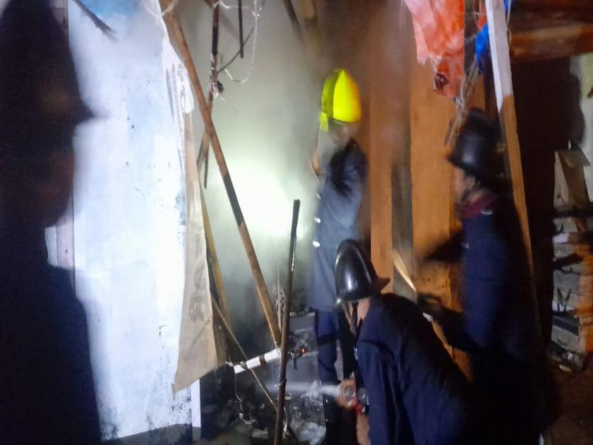 Shop fire at Mumbra; Slipper on fire, shoes burnt, midnight incident | मुंब्रा येथे दुकानाला आग; आगीत चप्पला, बूट जळाले, मध्यरात्रीची घटना