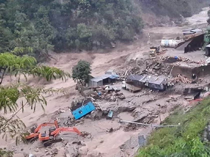 sikkim flash floods 14 people died so far 100 including 22 soldiers missing rescue operation is on  | सिक्कीममधील पुरात 14 जणांचा मृत्यू, 22 जवानांसह 100 हून अधिक लोक बेपत्ता 