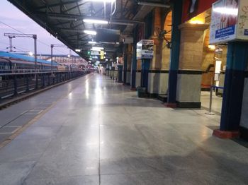 Silence at the crowded Nagpur railway station | गर्दीने गजबजलेल्या नागपूर रेल्वेस्थानकावर शुकशुकाट