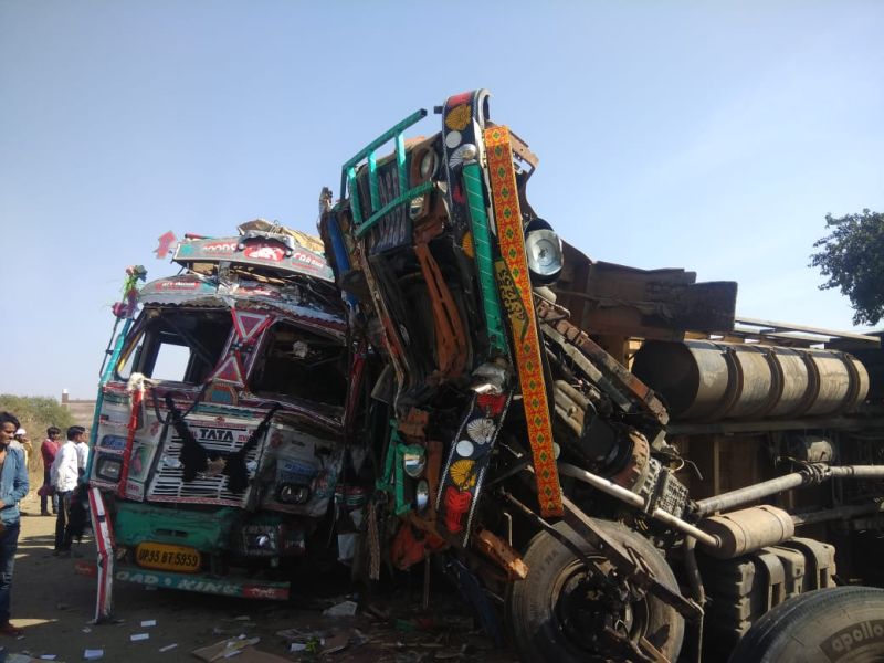 two truck met with an accident on Aurangabad-Jalgoan highway, two died | दोन ट्रकची समोरासमोर भीषण धडक, अपघातात 2 जणांचा जागीच मृत्यू