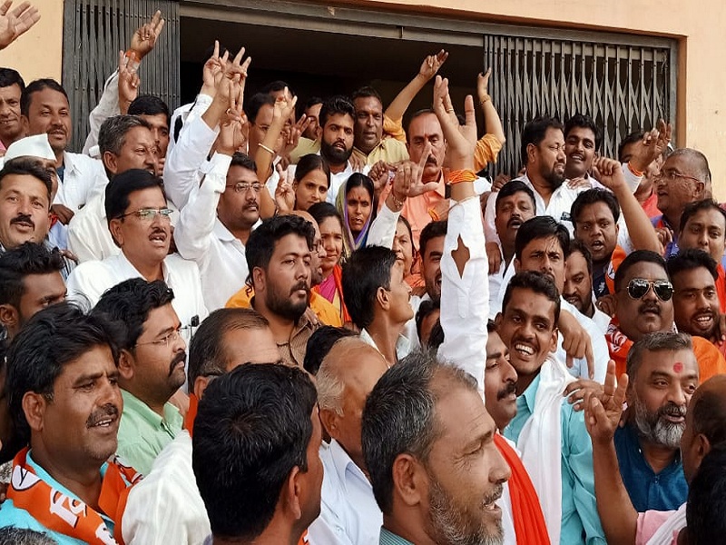 Shiv Sena won the Sillod Panchayat Samiti sabhapati and upsabhapati election; Designation given to the dissolved members of BJP | सिल्लोड पंचायत समितीवर शिवसेनेचा भगवा; भाजपच्या फुटलेल्या सदस्यांनाच दिले पद 