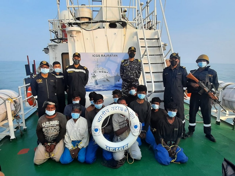 A major operation by the Coast Guard, arrested 12 people including a Pakistani ship entering India | तटरक्षक दलाची मोठी कारवाई, भारतात घुसणाऱ्या पाकिस्तानी जहाजासह 12 जण ताब्यात