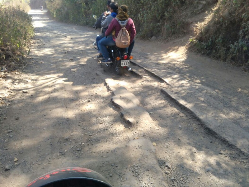 road of hole...! There is no expected work to keep Sinhagad road shut for two months | घाट नव्हे खड्ड्यांचा रस्ता...!; दोन महिने सिंहगड रस्ता बंद ठेऊनही अपेक्षित काम नाही