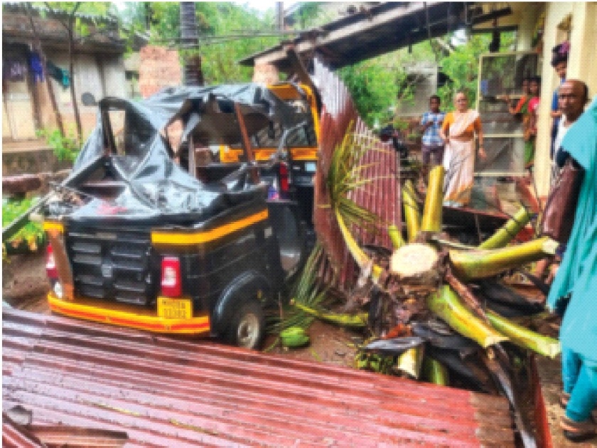 Tauktae Cyclone: Cyclone hits Sindhudurg, Ratnagiri districts; Trees fell in several districts | Tauktae Cyclone: सिंधुदुर्ग, रत्नागिरी जिल्ह्यांना चक्रीवादळाचा मोठा तडाखा; अनेक जिल्ह्यांत झाडे कोसळली