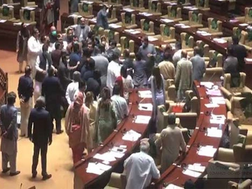 Pakistan Leaders Of Imran Khans Party Tehreek E Insaf Beat Up Each Other Inside Sindh Assembly Video Goes Viral | VIDEO: पाकिस्तानातल्या विधानसभेत तुफान राडा; इम्रान खान यांच्या पक्षाचे नेते भिडले
